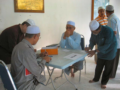 Pegawai masjid di desa