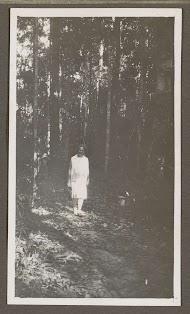 Vrouw poserend op een bospad