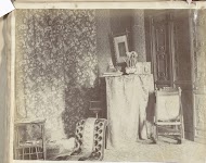 Interieur met piano, stoelen, bijzettafels en gordijnen