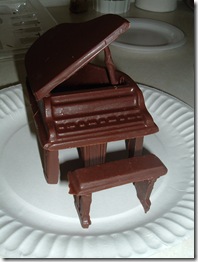 20041123-4 Chocolate piano Clyn earned
