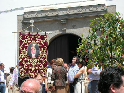 A las puertas de la ermita de San Gregorio, aguardando la salida de la imagen con el estandarte de la cofradía el pasado año. Foto: Pozoblanco News