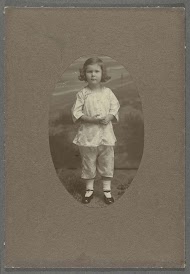 Portret van Tiny Kleiterp als kleuter in een pakje met driekwart mouwen en broek