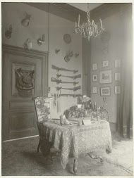 Interieur van De Wildbaan, Driebergen, met wapens en jachtgerei