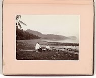 Twee mannen met monoculair op het strand van Banda Besar