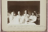 Groepsportret van Bram, David, Sophie en Tine Vermeulen aan de ontbijttafel, Königswinter