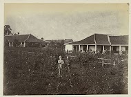 Twee mannen voor een gebouw