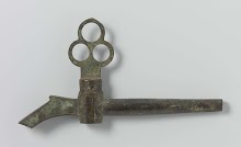 Kraan van koper waarvan het handvat is samengesteld uit drie 'ringen'