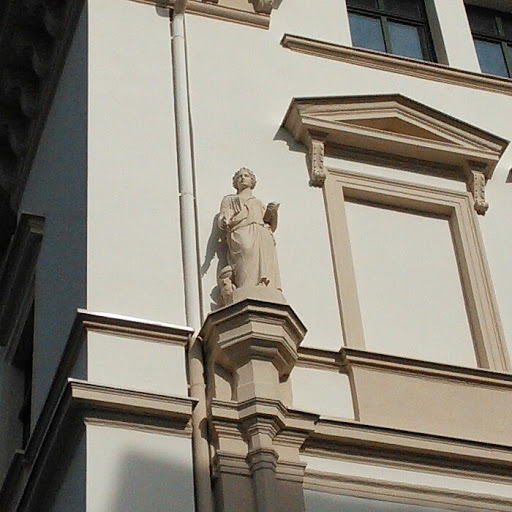 Statue Frau mit Buch
