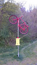 Rotes Fahrrad am Mast