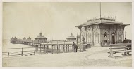 Gezicht vanaf land op een pier met gebouwen, vermoedelijk Brighton West Pier, in Brighton, Sussex County, gebouwd tussen 1863 en 1866