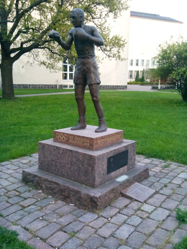 Statue of Pentti Hämäläinen