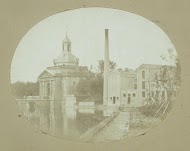 Gezicht op de Muiderpoort en de garancinefabriek in Amsterdam