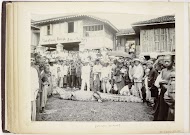 Groep om vastgebonden krokodil, Tandjong Poera, Langkat Sumatra