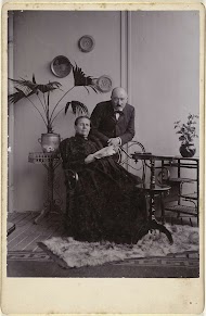 Portret van een man en vrouw aan tafel