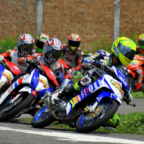 Zefri hadi in lead position of Mp2 by Devid Panjaitan - Sports & Fitness Motorsports