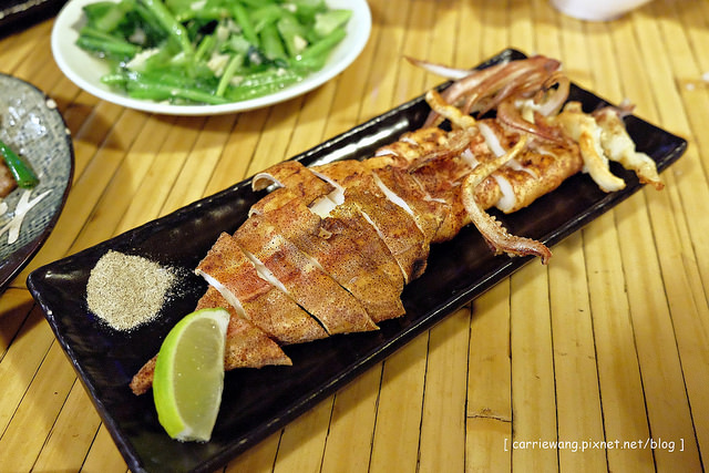 【台中居酒屋推薦】五年酒班炭火串燒。忠孝夜市裡平價的燒烤美味，冬天限定北海道石狩鍋推薦必點，三五好友聚餐的好地方