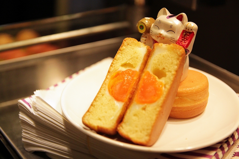 士林夜市－小吃特輯☆郭家蔥油餅/阿囉哈柳橙檸檬/上海鐘家生煎包/蜜汁燒烤/咔拉胖脆皮雞蛋燒