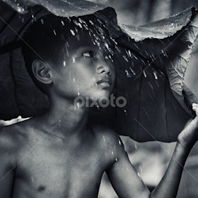 berteduh by Djeff Act - Babies & Children Child Portraits