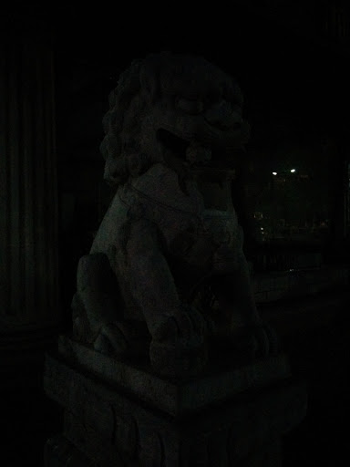 右暗夜石狮