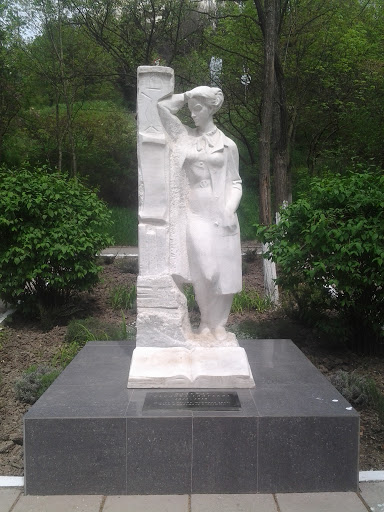 Памятник Надежде Сусловой-Голубевой