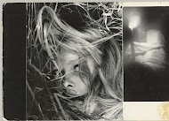 Hoofd van een vrouw, liggend in het gras