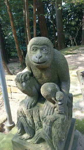 許曽志神社  境内の猿(子連れ)