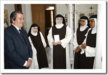 El alcalde charla con algunas de las monjas, entre ellas Sor Cristina (en el centro).