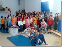 Un grupo de escolares almodovareños, junto al saltador de altura campeón de España y atleta olímpico Javier Bermejo.