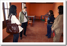 La concejala Beatriz Calvo, junto a monitoras de la ludoteca, en una de las salas acondicionadas para ofrecer el servicio.