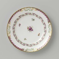 Bord, plat model, behorend bij een servies met geslingerd lintmotief met bladertakken, bloemboeketten en gestrooide bloemtakken