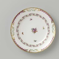 Bord, plat model, behorend bij een servies met geslingerd lintmotief met bladertakken, bloemboeketten en gestrooide bloemtakken