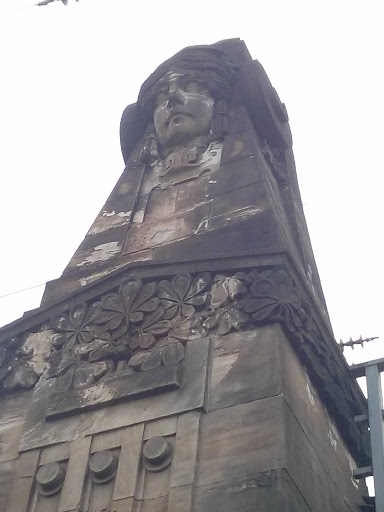 Obelisk mit Gesicht