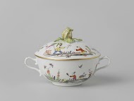 Terrine met deksel en onderschotel, veelkleurig beschilderd met chinoiserieën