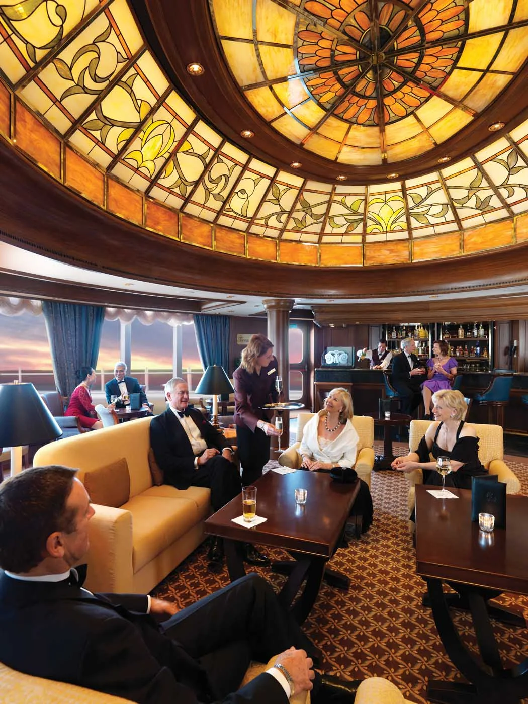 Cunard-Grills-Lounge - Relax and unwind with a drink and good conversation at Grills Lounge aboard Queen Victoria.