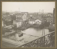 Ondergelopen buitenwijk van Parijs gezien vanuit een venster