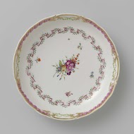 Schaal, rond en diep, behorend bij een servies versierd met geslingerd lintmotief met bladertakken, bloemboeketten en gestrooide bloemtakken