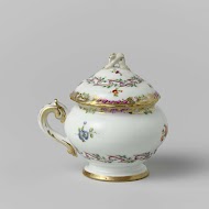 Pasteipot,rond,met deksel en oor, behorend bij een servies met geslingerd lintmotief met bladertakken, bloemboeketten en gestrooide bloemtakken