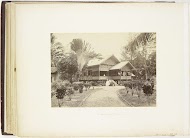 Portret van de fotograaf H. Ernst voor zijn huis,  Langkat Sumatra