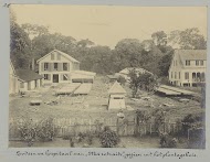 Loodsen en hospitaal van "Ma retraite", gezien uit het plantagehuis