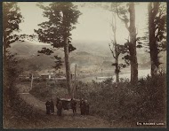 Gezicht op het meer van Hakone met op de voorgrond kinderen met een draagkoets