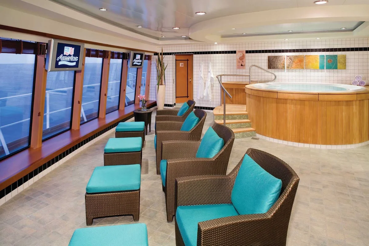Norwegian-Jade-Thermal-Suite - Have a calming soak in the hot tub or just lounge and enjoy the beautiful view at the Mandara Thermal Spa Suite aboard Norwegian Jade.