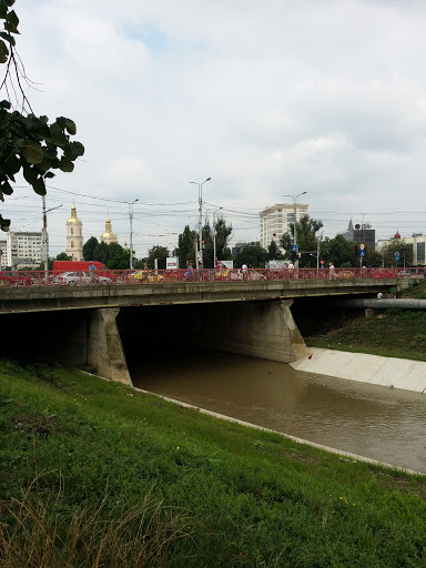 Podu' Roș'