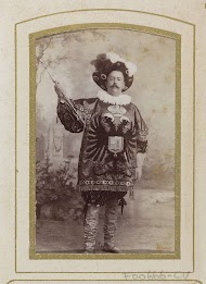 Portret van een jonge man in kostuum met staf, aangeduid als J. Veder