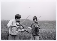 Leden van het Grootste Orkest Aller Tijden omsingelen "muzikaal" de militaire vliegbasis Woensdrecht