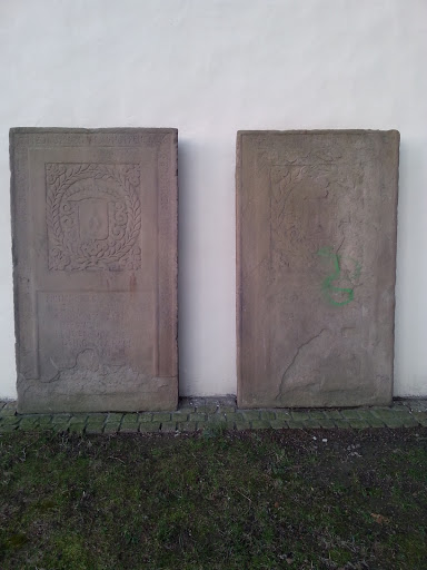 Grabsteine an der Kirche Dellwig