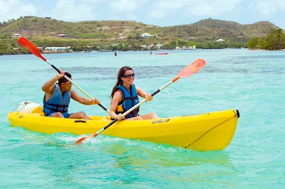 Go kayaking at L'Anse Michel beach in Sainte-Anne Peninsula, a pristine, popular boat trip destination in Martinique.