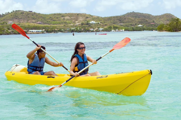 Go kayaking at L'Anse Michel beach in Sainte-Anne Peninsula, a pristine, popular boat trip destination in Martinique.