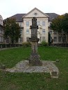 Monument vor dem Krankenhaus