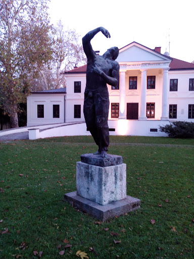 WWII Fallen Soldier Statue