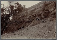 Aanleg van de weg langs een helling van de Woih ni Tanggo Besi